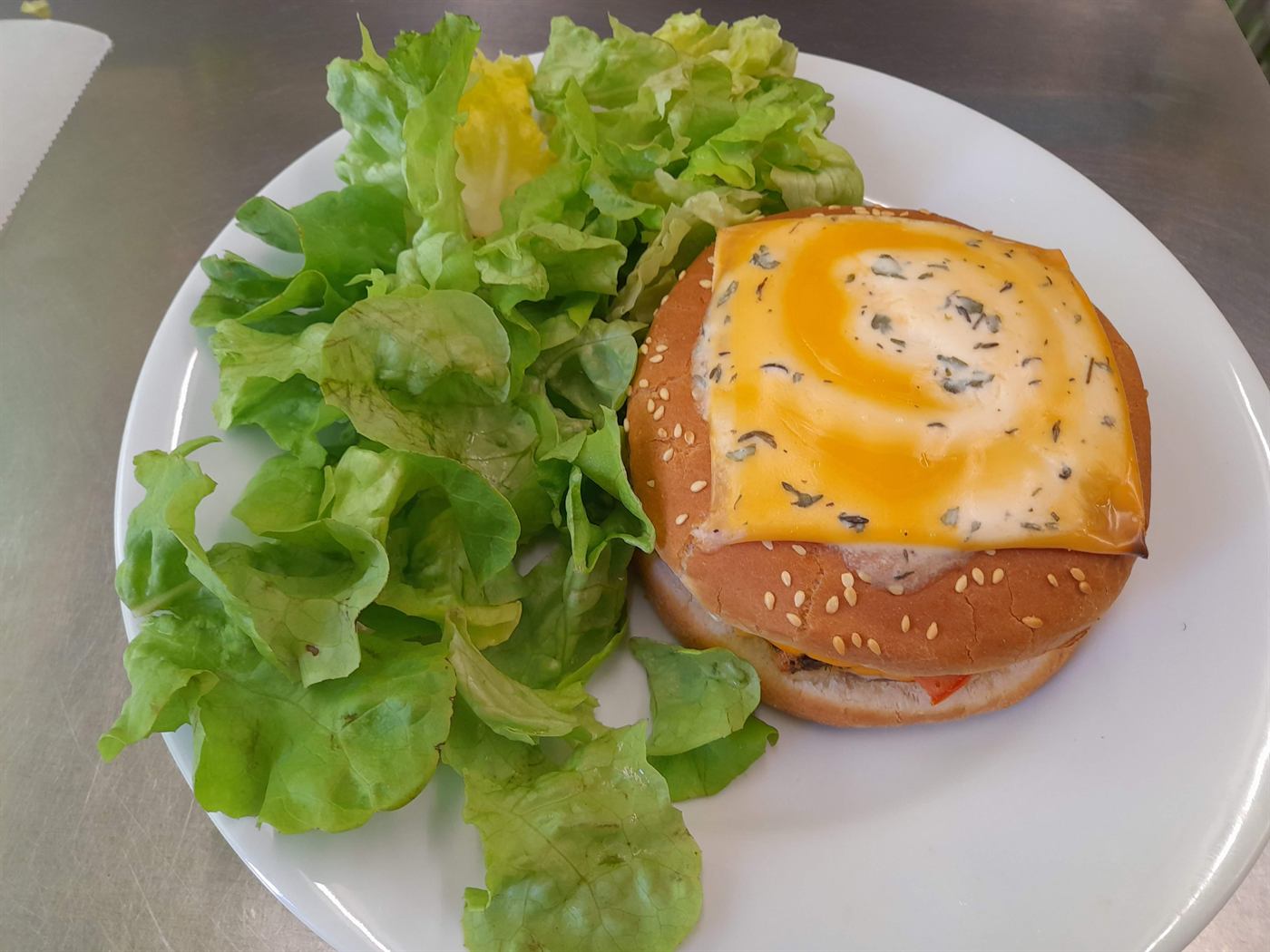 Cheese burger au steak haché frais avec salade verte