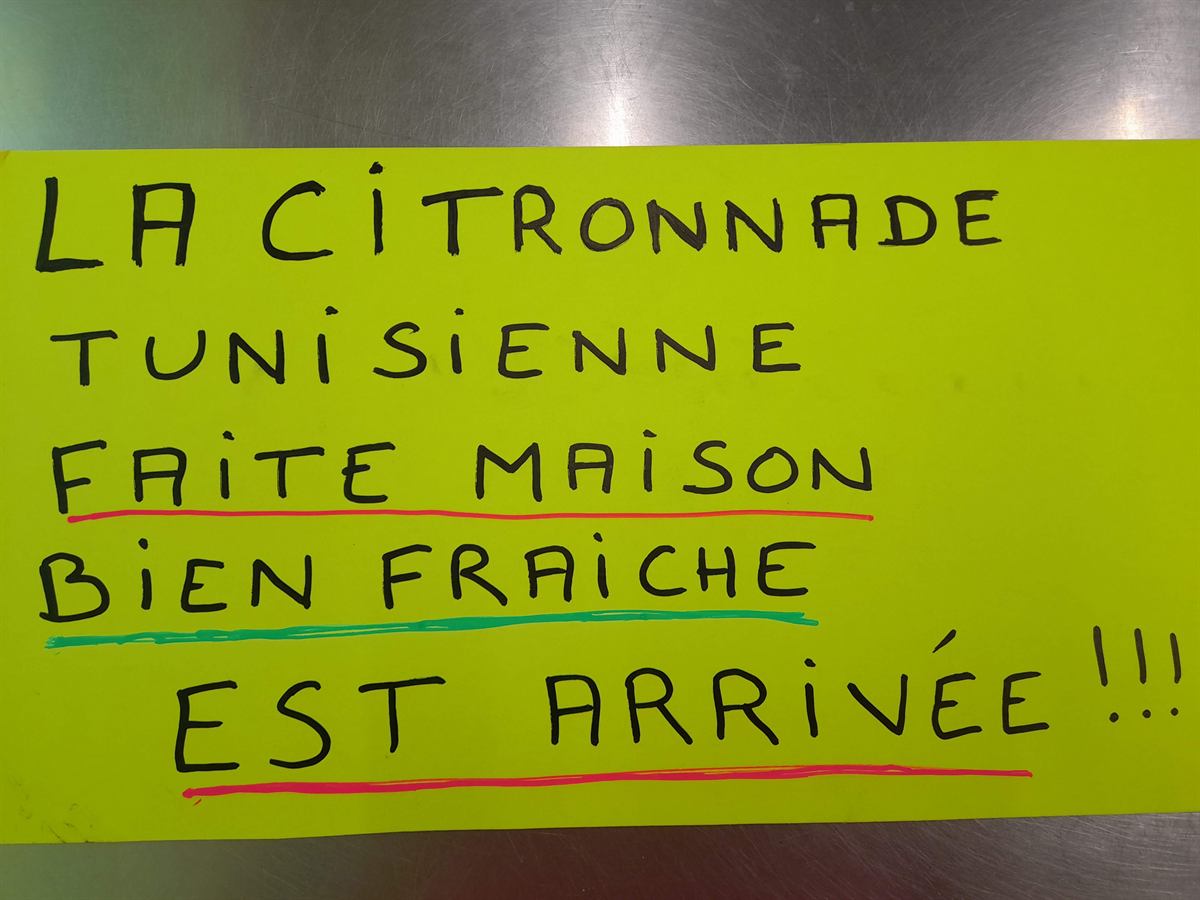 Pancarte manuscrite : la citronnade tunisienne faite maison est arrivée