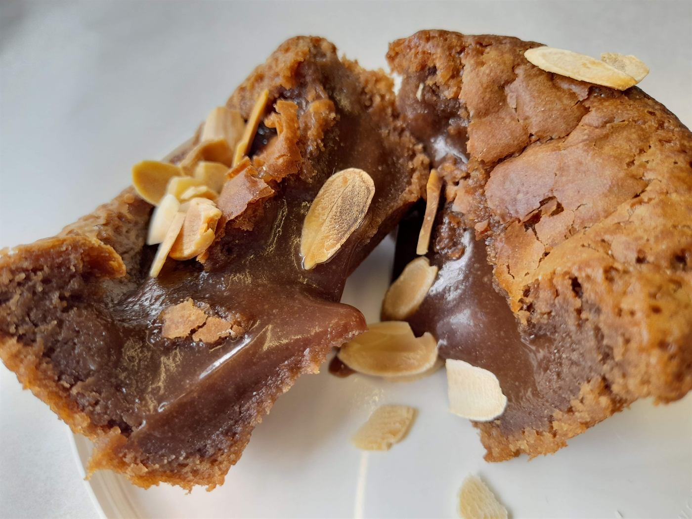 Brownie maison au caramel et amandes effilées