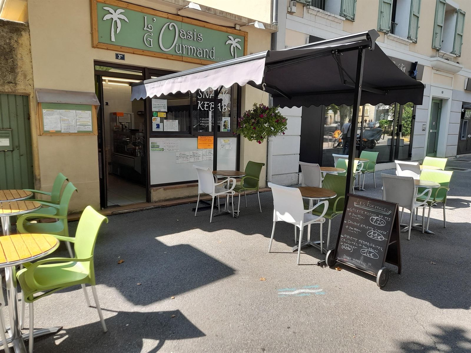 Façade du snack L'Oasis Gourmand avec sa terrasse ombragée à Manosque