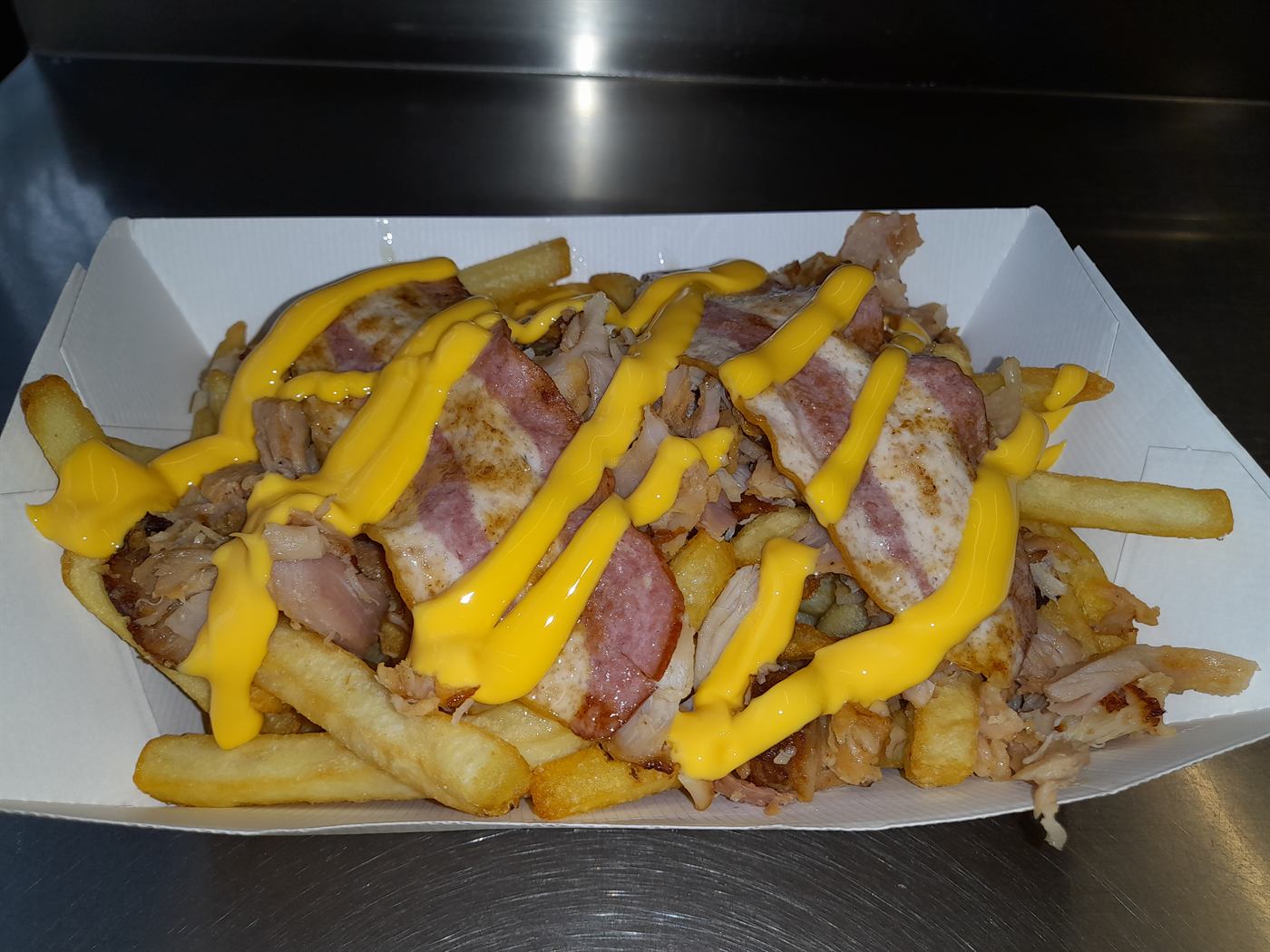 Barquette de frites garnies de viande de kebab et sauce