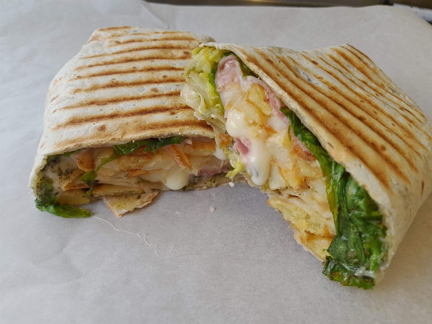 Galette de 30 cm grillée, poulet, fromage et salade