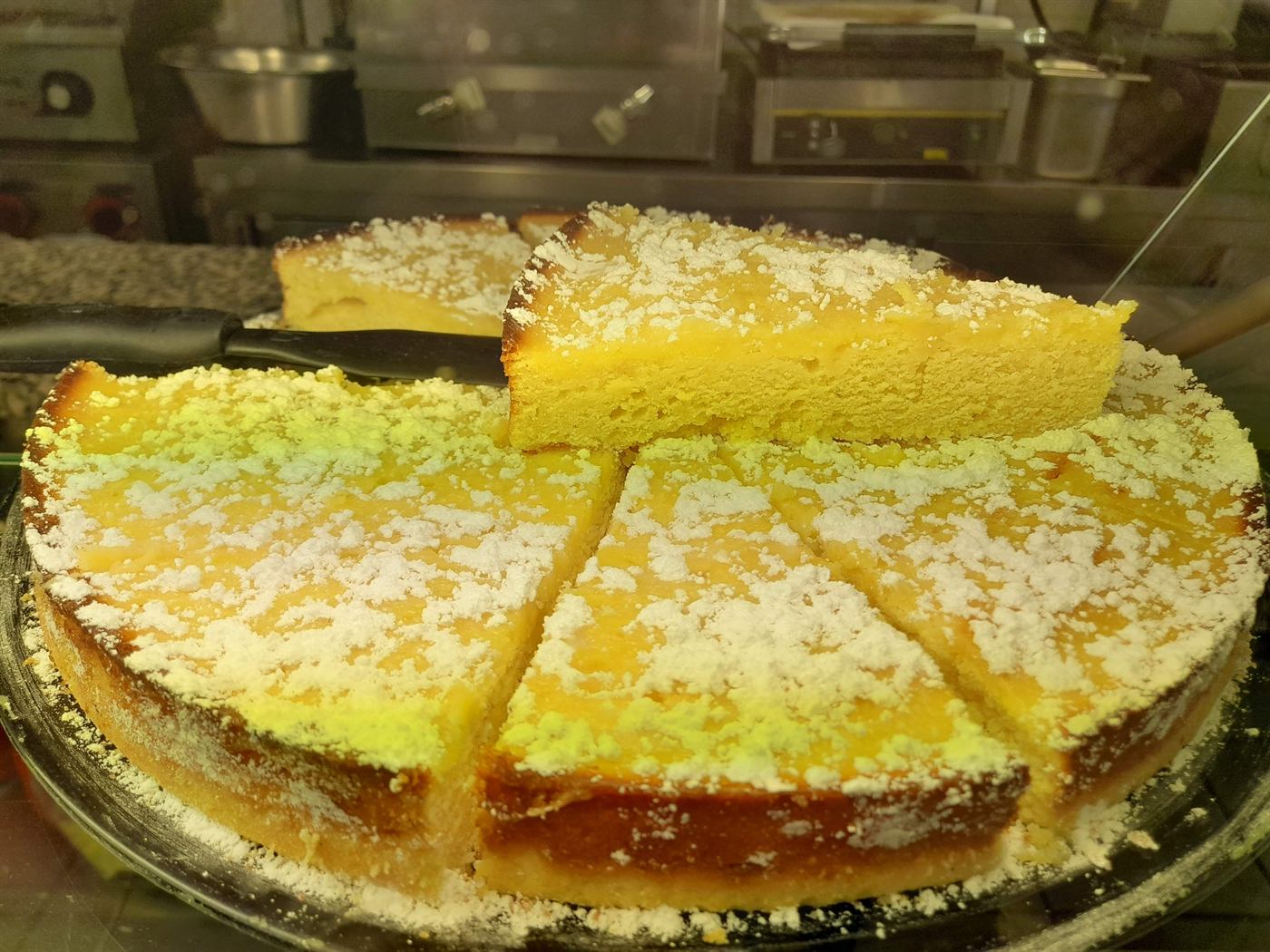 Gâteau rond au citron saupoudré de sucre glace