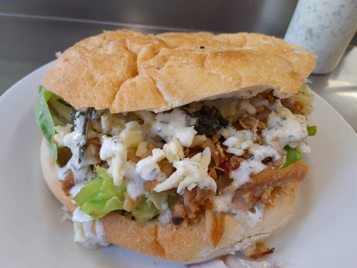 Kebab en pain artisanal, sauce blanche et crudités