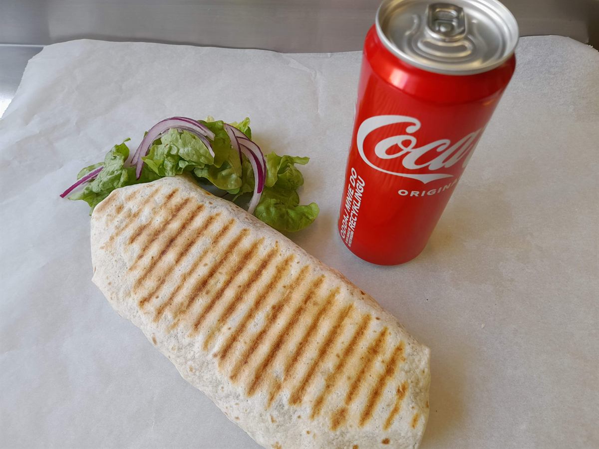 Panini grillé servi avec une canette