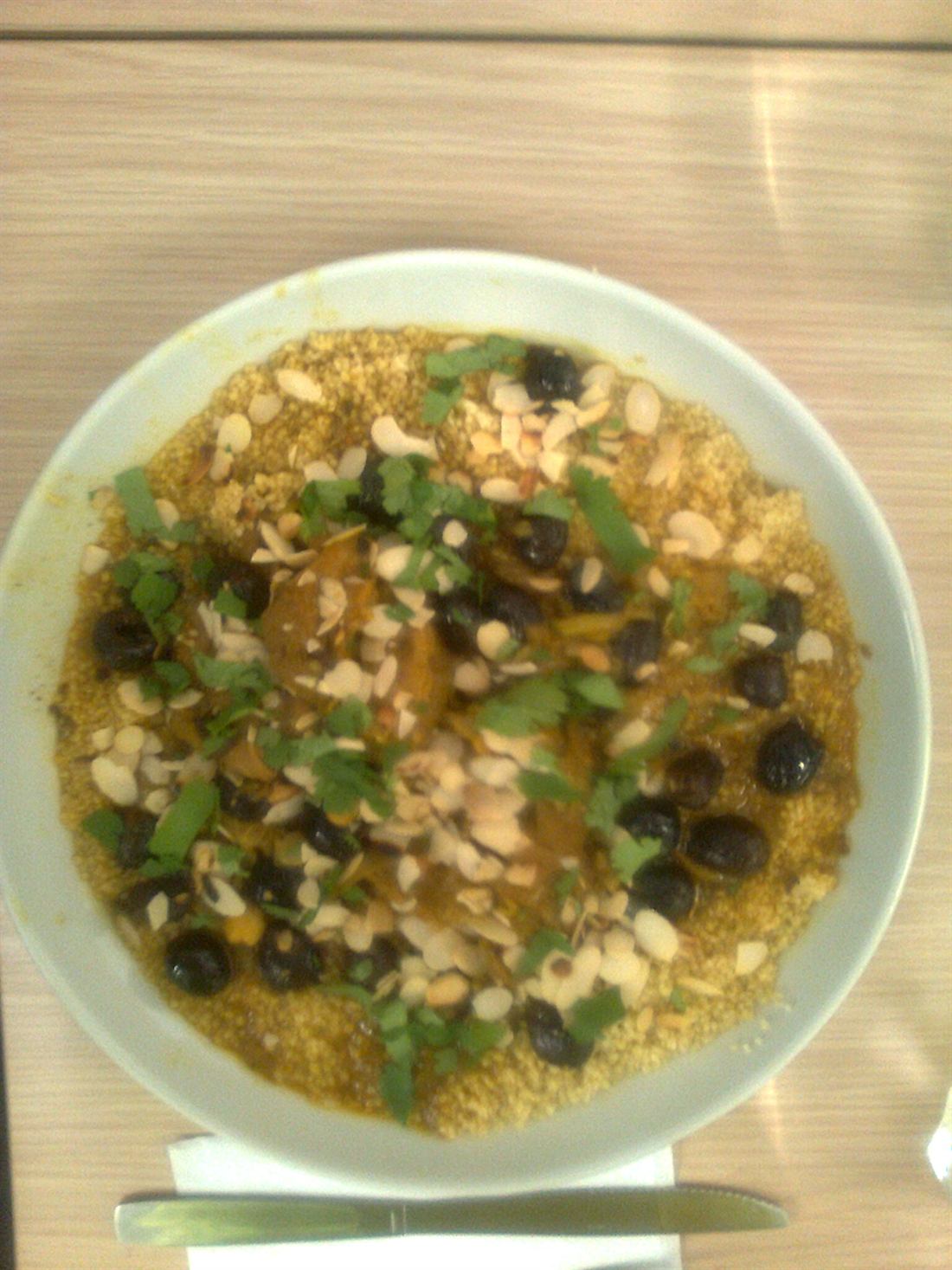 Bol de plat mijoté maison parsemé d'herbes