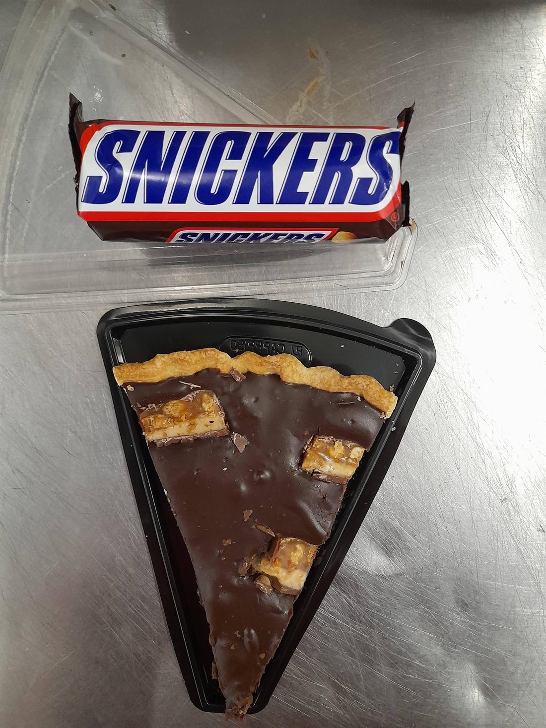 Part de tarte gourmande au chocolat et caramel